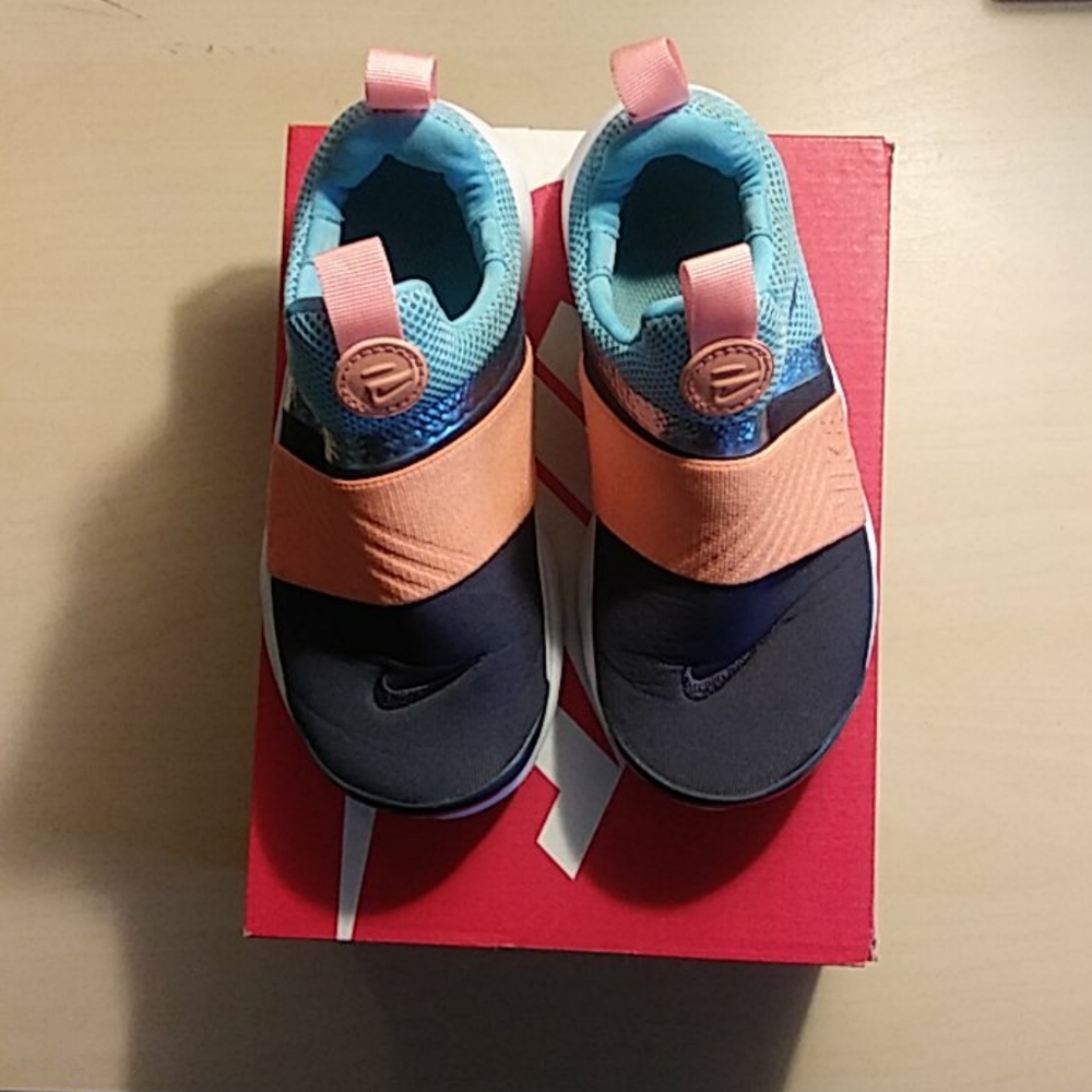 Tennis shoes